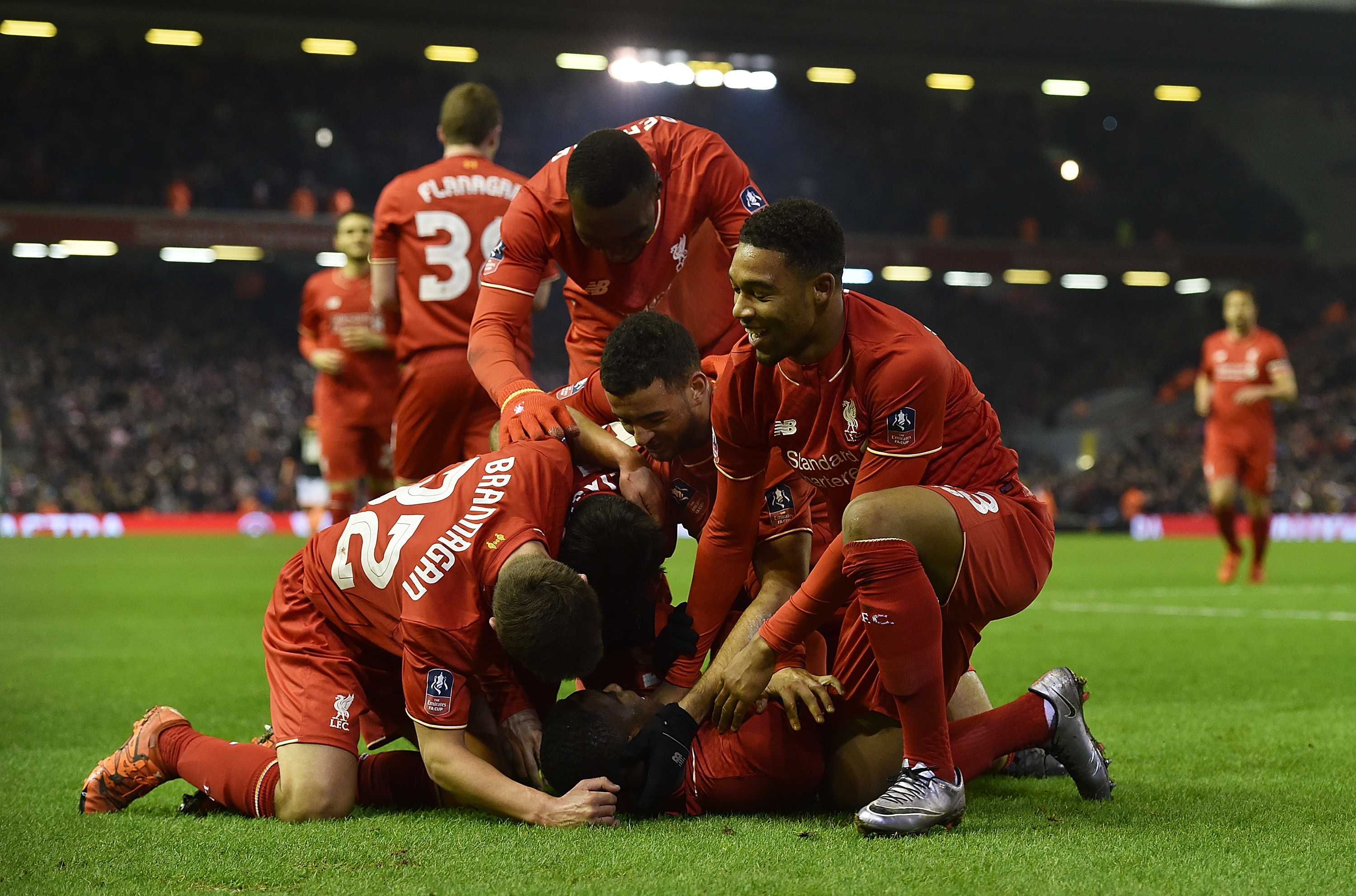 狄龙33+2对轰东契奇38分！布克里程碑，两旧将掀翻湖人，老詹10分（狄龙33+2硬刚东契奇38分，布克达成里程碑！两旧将掀翻湖人，詹姆斯仅得10分）