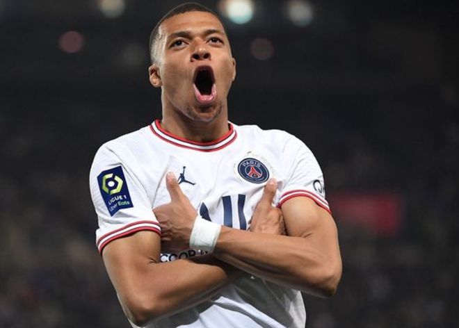 足球国足新星连续两轮破门，迅速走红（国足小将两轮连破门，人气飙升）