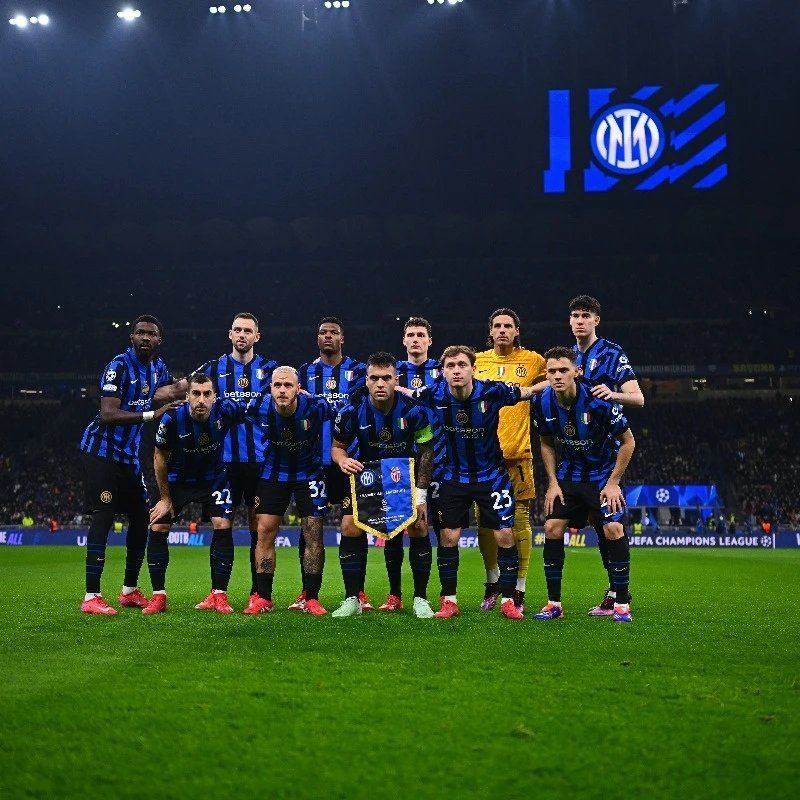 某国脚飞行十小时赶回备战（某国脚长途飞行10小时火速归队备战）