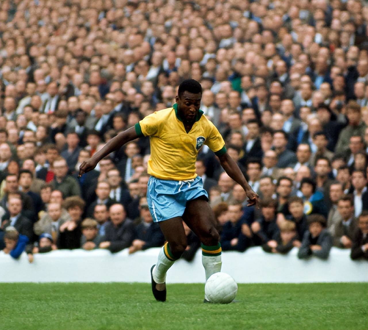 世体：德容与孔德已回国家队报到，其他巴萨球员周二陆续报到（世体：德容、孔德已回各自国家队报到，其余巴萨球员将于周二陆续报到）