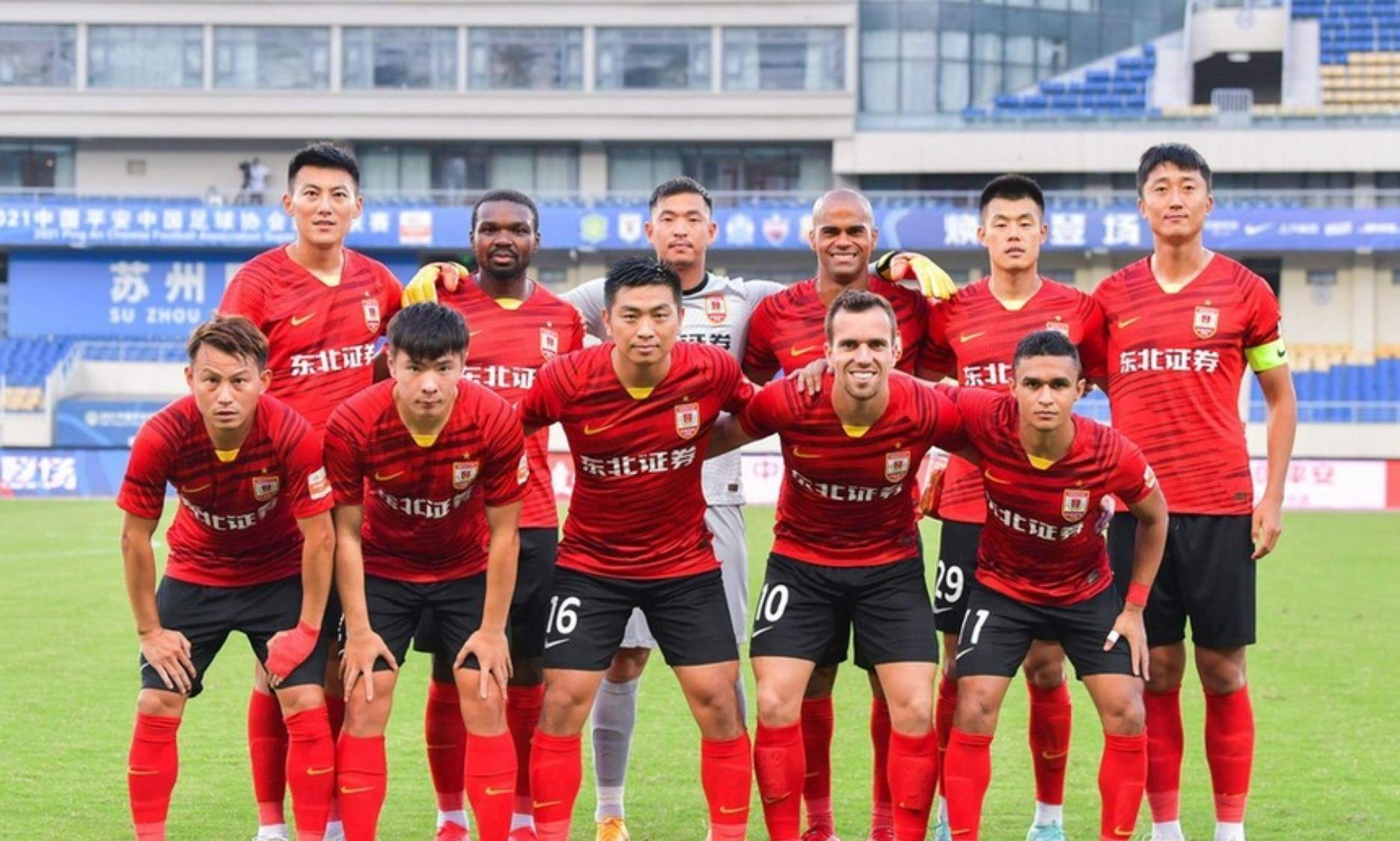 0-2！3-2！费内巴切女排夺冠瓦尔加斯MVP博斯科维奇24分难救主（从0-2到3-2，费内巴切女排逆转封冠：瓦尔加斯当选MVP，博斯科维奇砍24分无力回天）