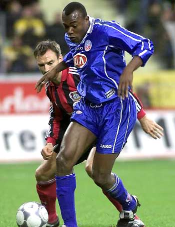 塞维利亚官方：谴责德比战球迷投掷物品行为，正配合警方调查（塞维利亚官宣：谴责德比战球迷投掷行为，正与警方配合调查）