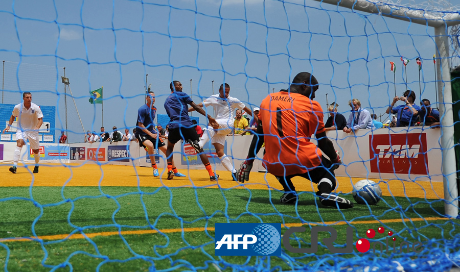 记者：奥斯卡身边人认为他没法继续踢球了，他在体能测试时突感不适（记者：奥斯卡体能测试中突感不适，身边人士称其已难继续踢球）