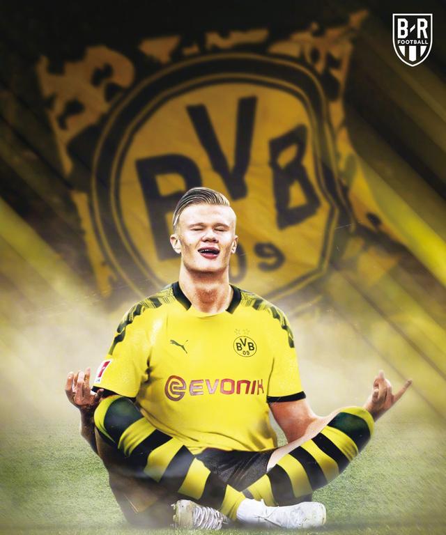 巴萨在回归诺坎普公开训练时，球场周围还架着很多塔吊（巴萨重回诺坎普开放训练，场馆周边塔吊林立）